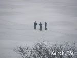 Новости » Общество: Керчане гуляют по замерзшему морю